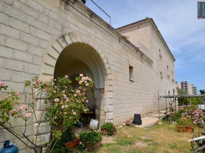 L�ultima tappa del nostro viaggio � rappresentata dall�ipogeo della masseria, databile intorno al XIII-XIV secolo, al quale arriviamo passando attraverso un arco: un passaggio che pare dividere la propriet� fra la sua parte abitabile...